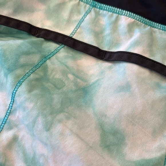 Lululemon Tracker Short II Turquoise Tie Dye Athletic Shorts Women’s Size 4 - Picture 11 of 16